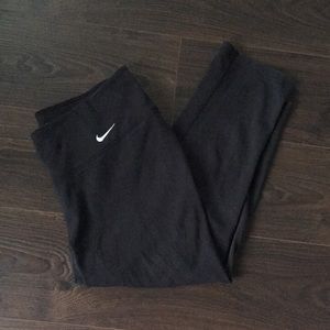 NIKE black cropped leggings